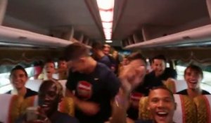 Un fan monte dans le bus d'Arsenal! Enorme récompense pour lui!