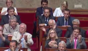 Valls applaudi par des députés UMP à l'Assemblée