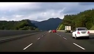 Un gars tombe de sa voiture sur l'autoroute!