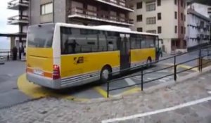 Un bus en Espagne tourne à 360°