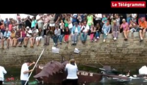 Concarneau. Filets bleus : foule de spectateurs pour la parade nautique et la bateau en chocolat