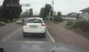 Un Russe énervé explose le téléphone d'une femme au volant
