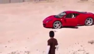 Un enfant drifte avec une Ferrari en Libye.