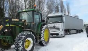 Wallon-Cappel : un tracteur tire un semi-remorque en panne