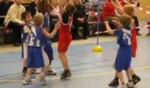 Saint-Pol : une cinquantaine d'enfants essaient le mini-basket
