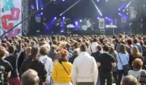 La Voix du Rock : le public s'épaissit pendant le concert de Juveniles
