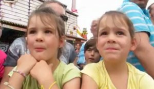 Deux fillettes commentent le carnaval de Cambrai