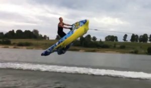 Une bouée gonflable tracté par un jet-ski à pleine vitesse