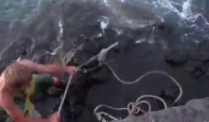 Pêche au requin avec une corde sur un rocher