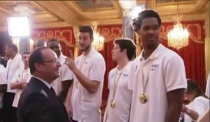 Hollande vante "l'esprit" de l'équipe de France de basket