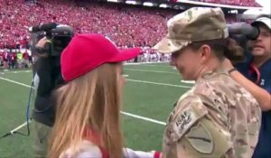 Une maman capitaine dans l'armée fait une surprise à sa fille quelle n'a pas vue depuis 2 ans!