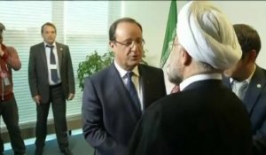 Sourires de circonstance pour la poignée de main historique entre Hollande et Rohani