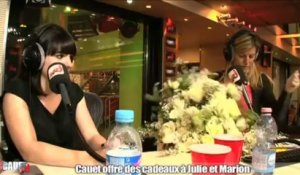 Cauet offre des cadeaux à Julie et Marion - C'Cauet sur NRJ