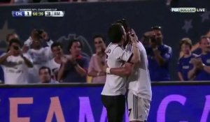 Un spectateur fait un câlin à Cristiano Ronaldo en plein match
