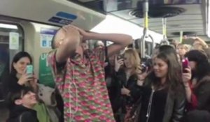 Stromae fait semblant d'être ivre dans le métro de Montréal
