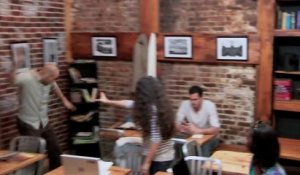 Une femme avec des pouvoirs de télékinésie dans un café à New York