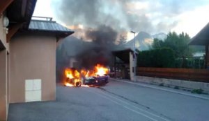 La voiture qu’il répare dans le garage de sa résidence prend feu… il la sort quand même