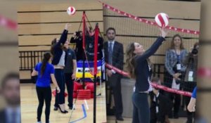 La Duchesse de Cambridge joue au volley en talons