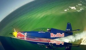 V8 Supercar vs. Airplane race - Australian beach - 2013