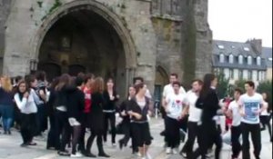 Saint-Pol-de-Léon (29). Une centaine d'étudiants participent à un flashmob