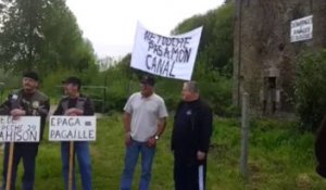 Châteaulin. 50 opposants empêchent le débarrage du canal