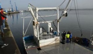 Lorient. Galaad : les enquêteurs sur la barge retournée