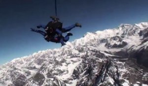 Un Français devient le premier handicapé à sauter au-dessus de l'Everest