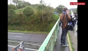 Pont-de-Buis (29). Portique écotaxe : un démontage sous l'oeil des médias