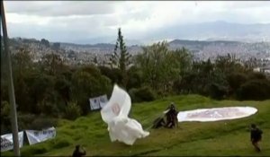 Spectaculaire saut en wingsuit sur les hauteurs de Bogota