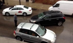 Un conducteur fou percute plusieurs voitures pour prendre la fuite