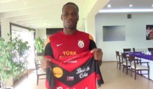 Didier DROGBA reçoit le maillot de Guingamp à Galatasaray