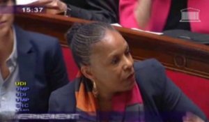 Attaques racistes: les députés se lèvent pour Taubira