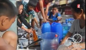 Aux Philippines, les survivants du typhon tentent de fuir les zones dévastées