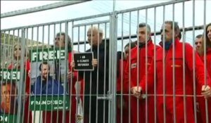 Marion Cotillard se met en cage pour Greenpeace