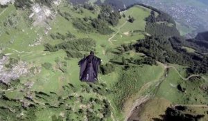 Jeb Corliss Wingsuit dans les Alpes Suisses