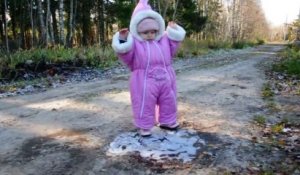 Cette petite fille va découvrir une flaque gelée pour la première fois de sa vie !