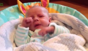 Bébés qui éternuent!  Trop mignon - Compilation de Bébés