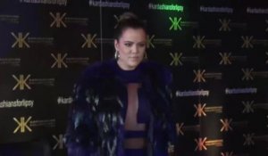 Khloe Kardashian porte un top transparent pendant une réception à Londres