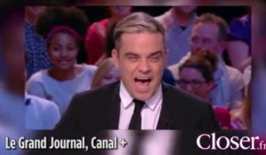 Antoine de Caunes montre son tatouage sur les fesses à Robbie Williams