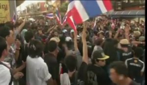 Thaïlande : les opposants du gouvernement s'attaquent à des partisans en "chemises rouges"