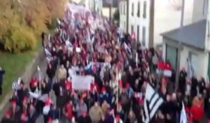 Défilé des Bonnets rouges dans le centre-ville de Carhaix.