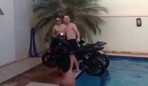 Faire de Burn en moto dans une piscine!