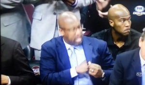 Le coach de Cleveland se gratte l'entre-jambes en plein match