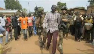 Les habitants de Bangui aident les soldats français à débusquer les hommes armés