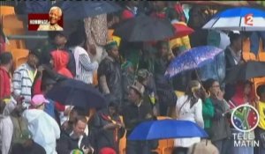 Hommage à Mandela : la foule se masse dans le stade de Soweto
