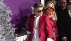 Justin Bieber embrasse sa mère à la première de Believe