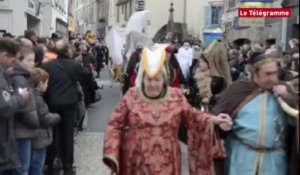 Landerneau. Le Noël médiéval attire la foule de badauds