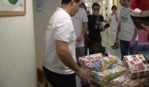 Coup de pouce BFMTV: "Un cadeau pour la vie", le père Noël à l'hôpital - 24/12