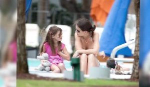 Katie Holmes prend un bain de soleil en bikini avec Suri Cruise