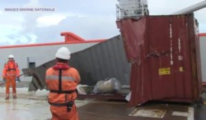 Opération de récupération par la Marine Nationale d'un conteneur à la dérive